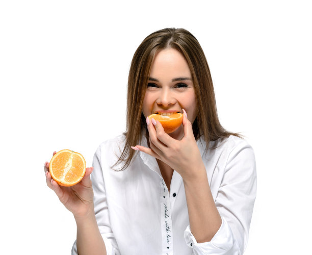 女人拿着半个橙子