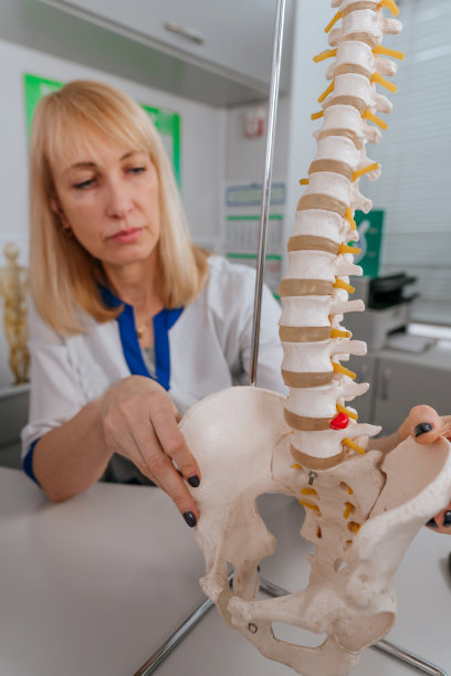 物理治疗师给病人解释脊柱模型
