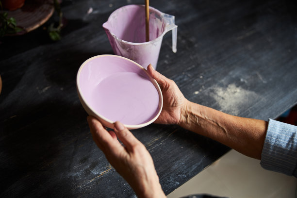 在陶器碗上绘画的老太太