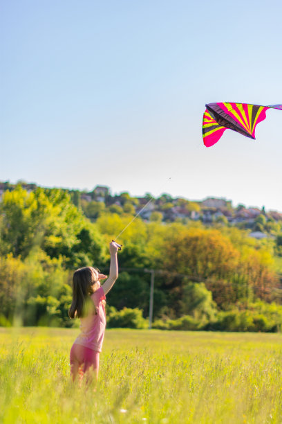 放风筝的小女孩