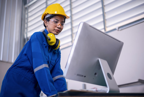 安全帽中年女工程师使用电脑