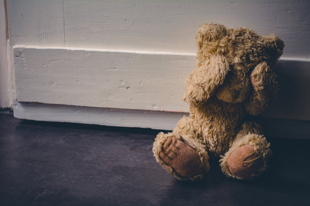 孤独伤心的小熊玩偶