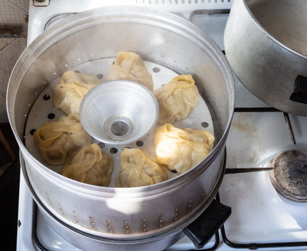 在锅里煮饺子