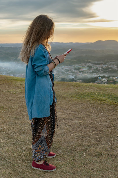 手持手机拍摄山间风景