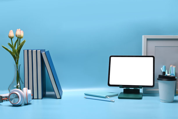 蓝色背景下办公桌上的电脑显示器