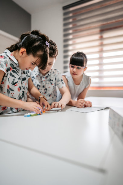 在学校使用电脑的小学生