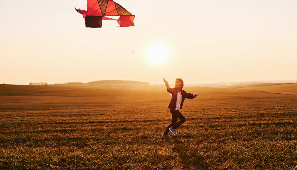 放风筝的小女孩