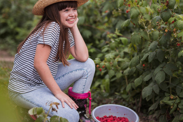 摘葡萄的少女