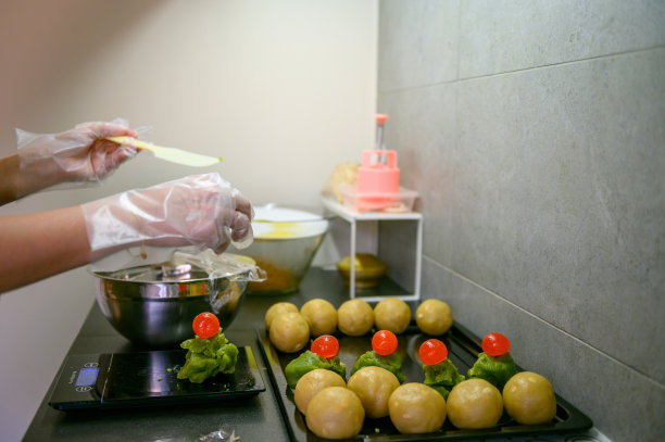 面点师在做中秋节传统美食月饼