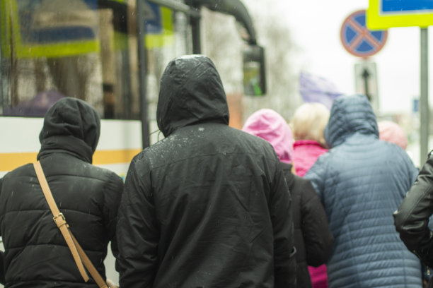 行走在雪地中的人