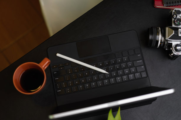桌上的咖啡杯和数码平板电脑