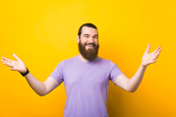 友善姿态张开双手微笑迎接你