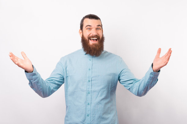 友善姿态张开双手微笑迎接你