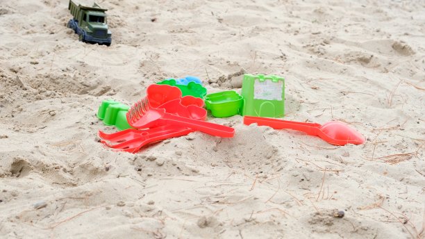 海滩上堆沙子的塑料玩具