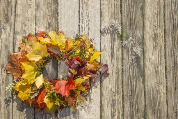 复古装饰品,红色和金色颜色