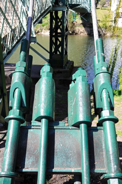 铁皮钢管吊桥