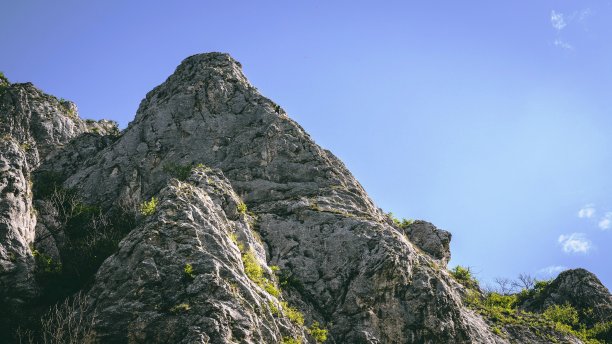 峡谷风光峭壁绿植蓝天