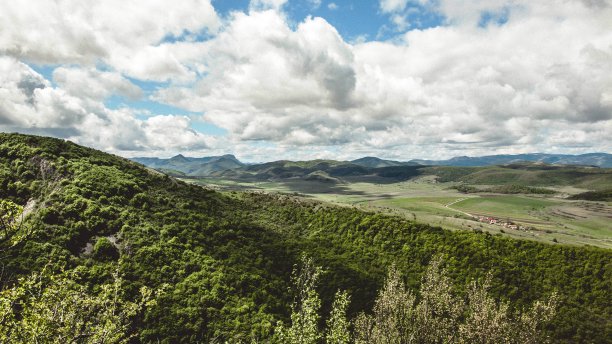 峡谷风光峭壁绿植蓝天