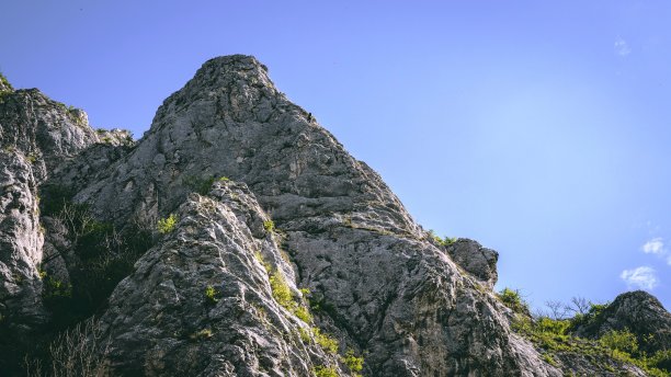 峡谷风光峭壁绿植蓝天