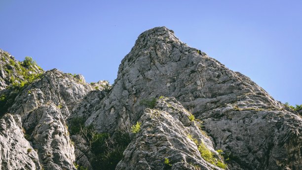 峡谷风光峭壁绿植蓝天