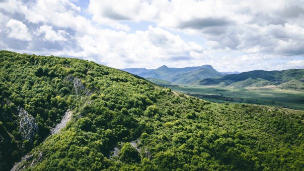 峡谷风光峭壁绿植蓝天