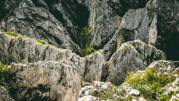 峡谷风光峭壁绿植蓝天