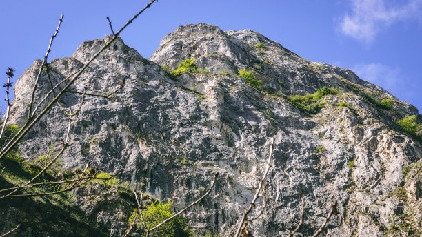 峡谷风光峭壁绿植蓝天