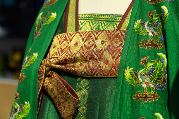 绿缎绣花袍
