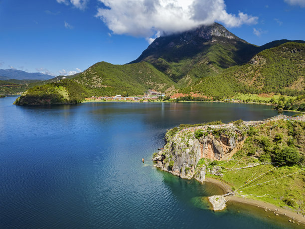 航拍云南泸沽湖旅游目的地风光