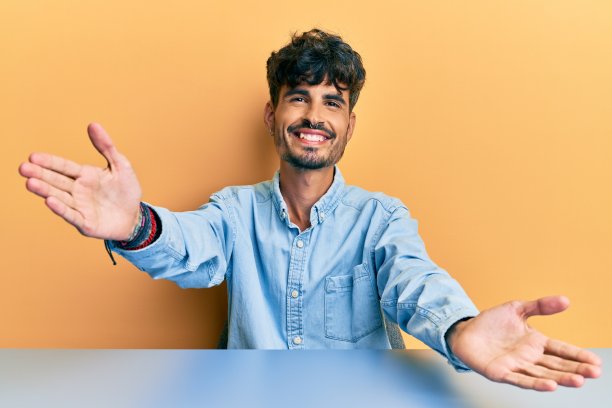 友善姿态张开双手微笑迎接你