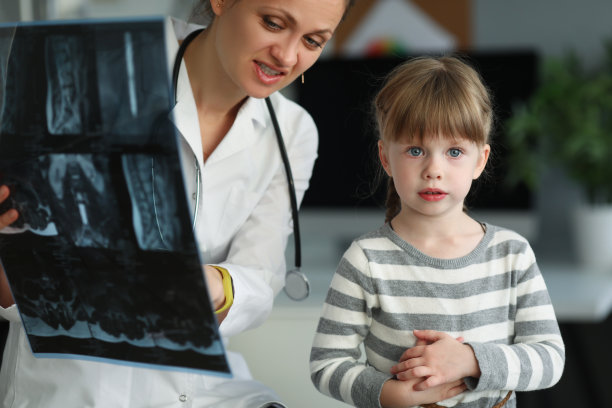 医生在给家长和孩子讲解x光片