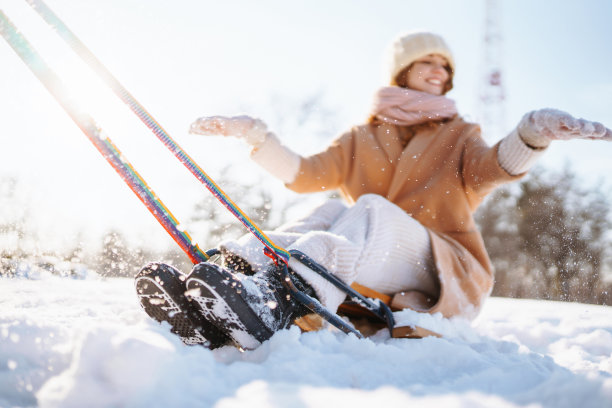 行走在雪地中的人