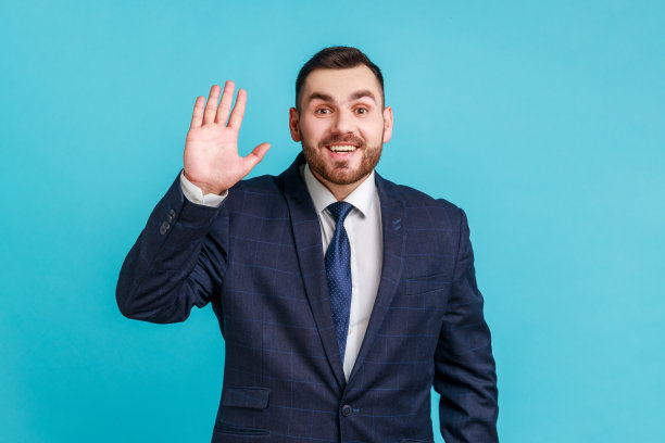 友善姿态张开双手微笑迎接你