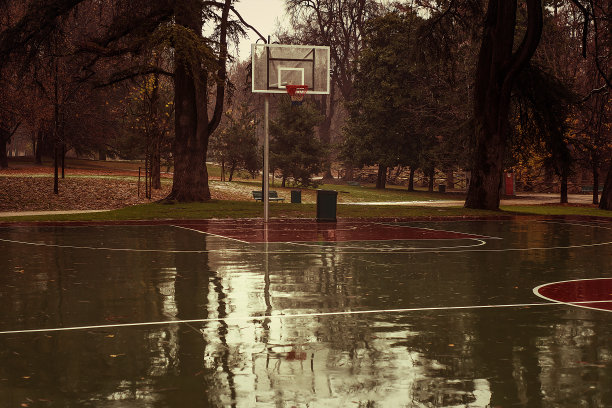 雨天的篮球场