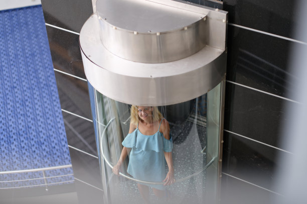 现代建筑大厅透明电梯