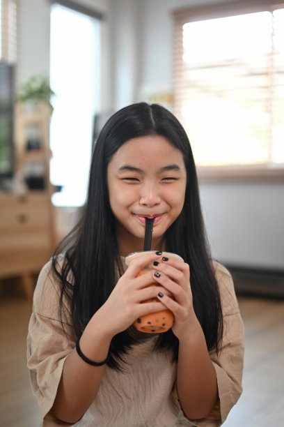 喝奶茶的女孩