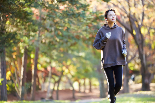 公园里跑步健身的东方女性