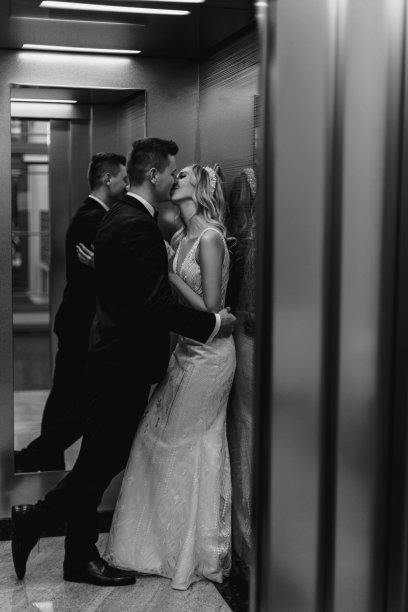 结婚电梯中