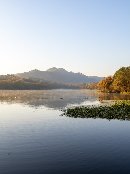 清晨下的杭州西湖山水风光