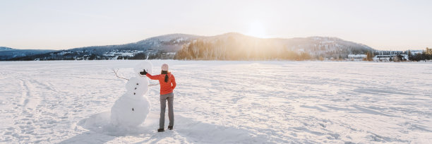 行走在雪地中的人