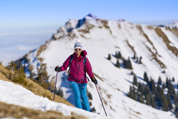 快乐的老年人冬季登山旅行