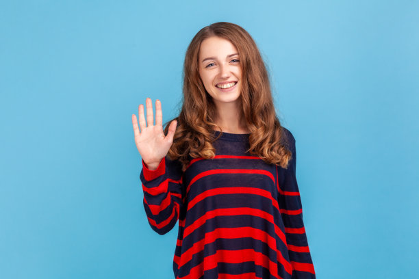 友善姿态张开双手微笑迎接你