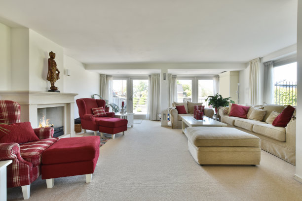 宽敞明亮的客厅沙发