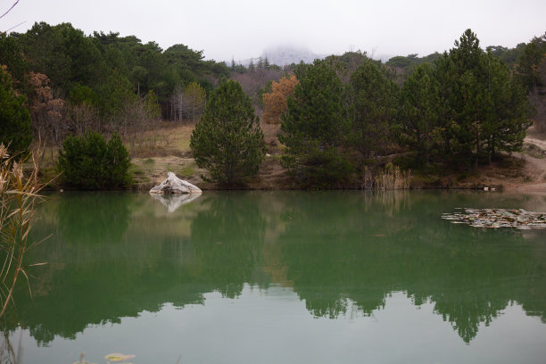 山间湖泊风景画