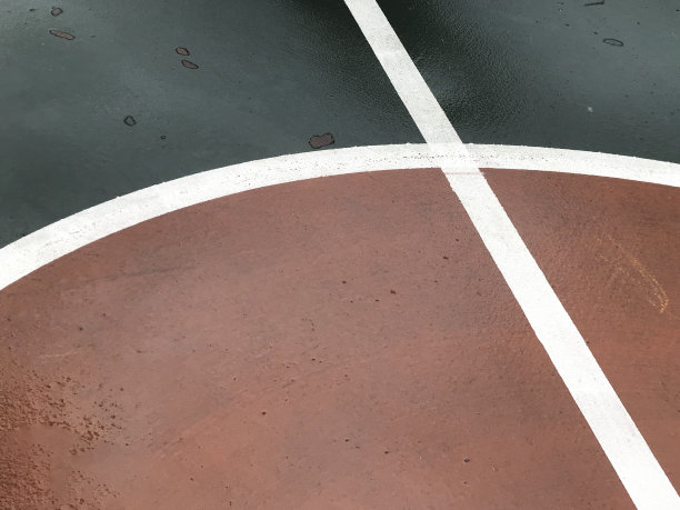 雨天的篮球场