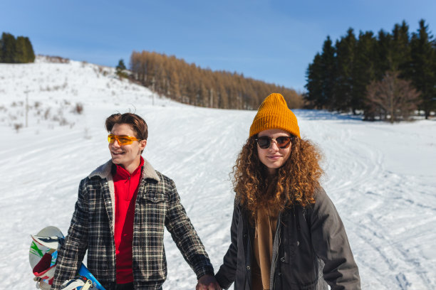 年轻的滑雪的夫妇