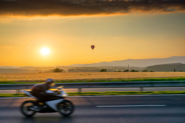 户外蓝天白云草地树林图片