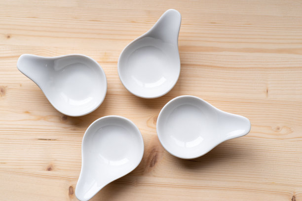 木纹餐桌桌面摆设