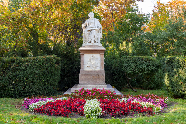 statue