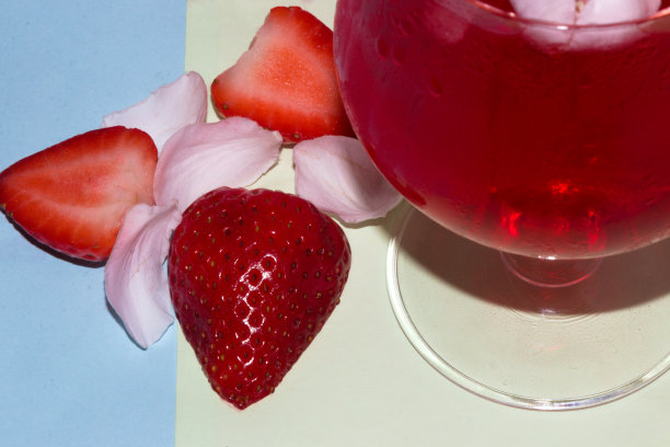 玫瑰草莓冰饮